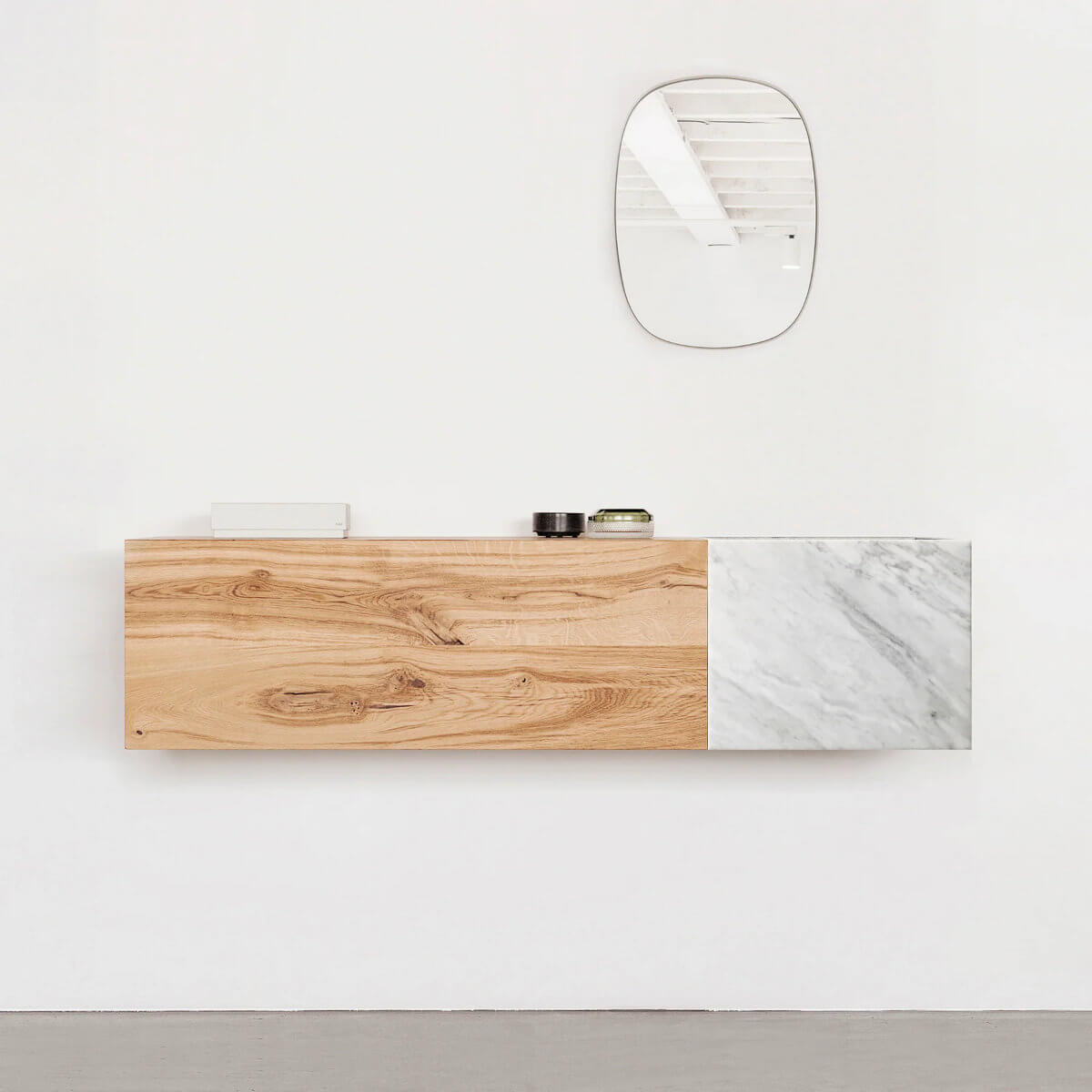 houtmerk_massief_eiken_houten_wandmeubel_badmeubel_met_wit_carrara_cararra_marmer_natuurstenen_wasmodule_rvs_afvoerplug_muuto_framed_mirror_spiegel